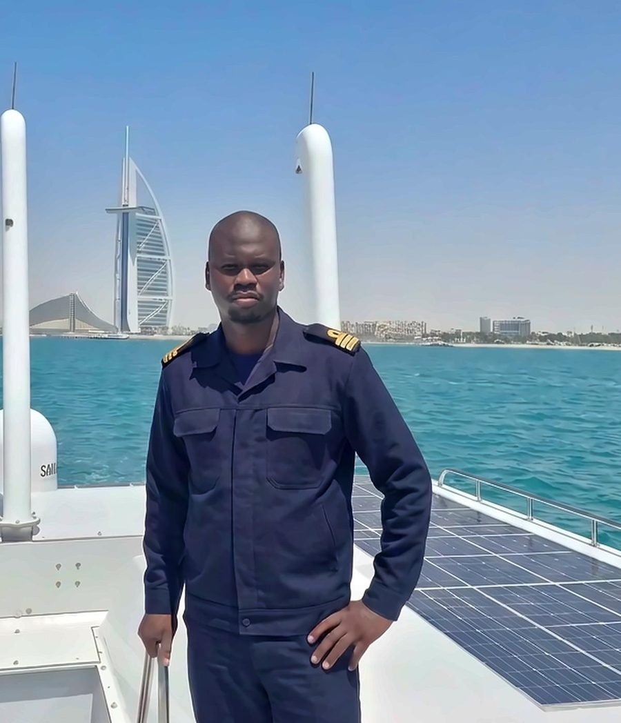 Bathie SARR, fondateur de GSL-ELEC, en uniforme d’officier sur le pont d’un bateau solaire